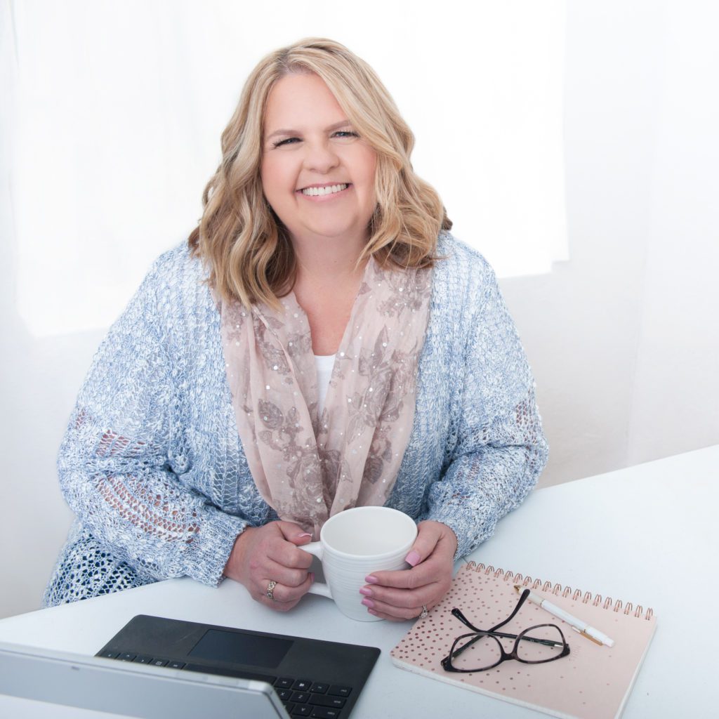 Jenni needed branding images for her new website. She's a tax preparer and didn't want to come across as stuffy or uptight, and she wanted an image of her working. She tied in her branding colors of blue, white, and rose gold to create a cohesive look for her website.
